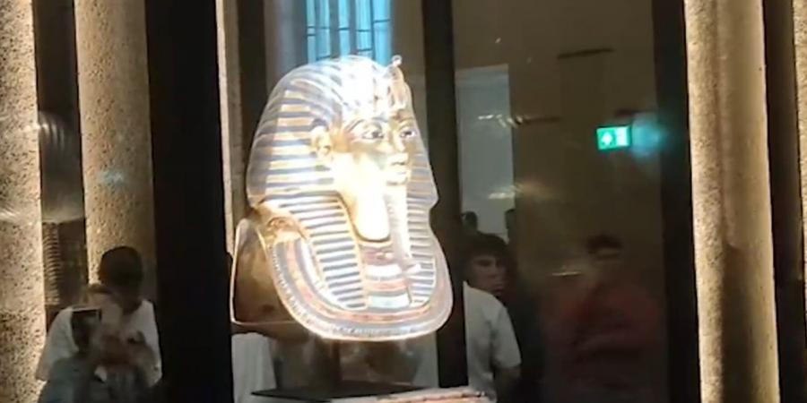 الملك توت يبهر الجميع.. شاهد الإقبال على القناع الأغلى في العالم داخل المتحف المصري (فيديو)