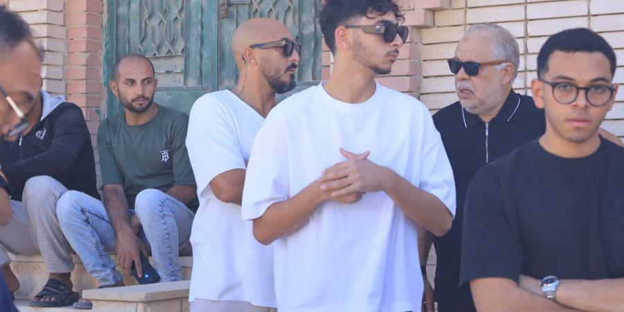 أشرف زكي وحسام الحسيني يساندان محمد رمضان في وداع والده