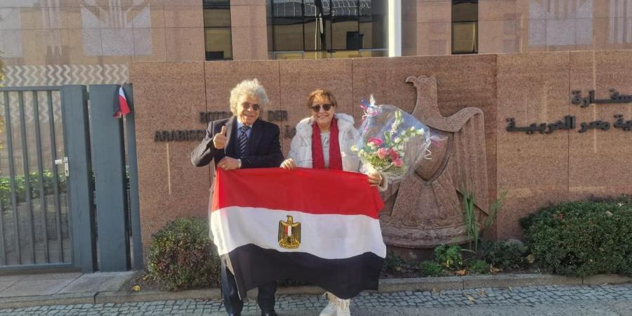 باقات الورود تزين طوابير الناخبين.. المصريون في برلين يشاركون بانتخابات النواب 2025