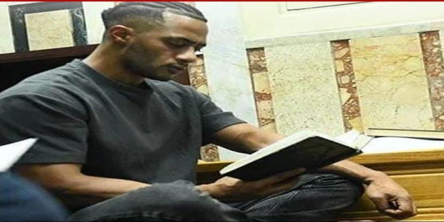 بالدموع وقراءة القرآن.. محمد رمضان ينهار في جنازة والده