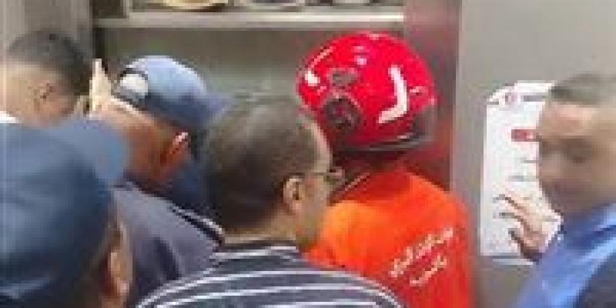 الحماية المدنية تنفذ 8 أشخاص بعد احتجازهم داخل أسانسير مستشفي خاص بالزقازيق