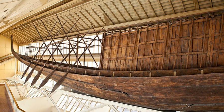 مركب خوفو.. الأعجوبة الخالدة تبوح بأسرار جديدة من داخل المتحف الكبير (فيديو)