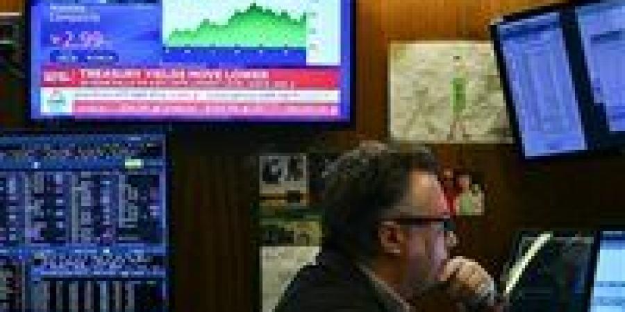 خساپر وول ستريت مستمرة.. تباطؤ التوظيف في أمريكا يضغط على السياسة النقدية