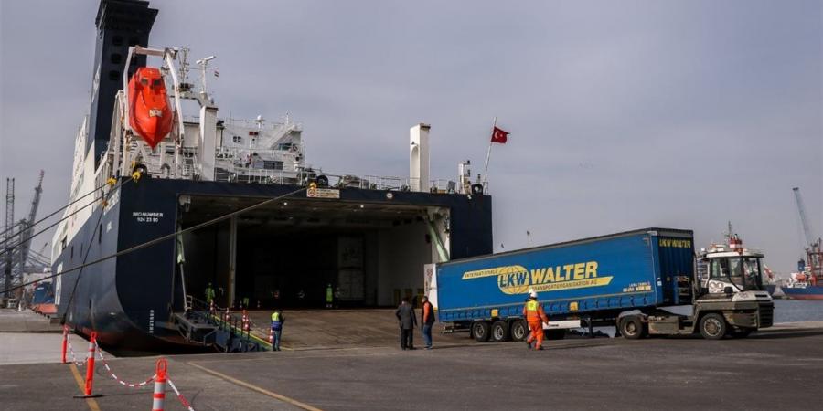 تفاصيل حركة تداول السفن والحاويات والبضائع العآمة في ميناء دمياط