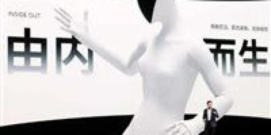 "إكس بنج تفاجئ العالم بروبوت بشري متطور ويكشف حقيقته على المسرح"