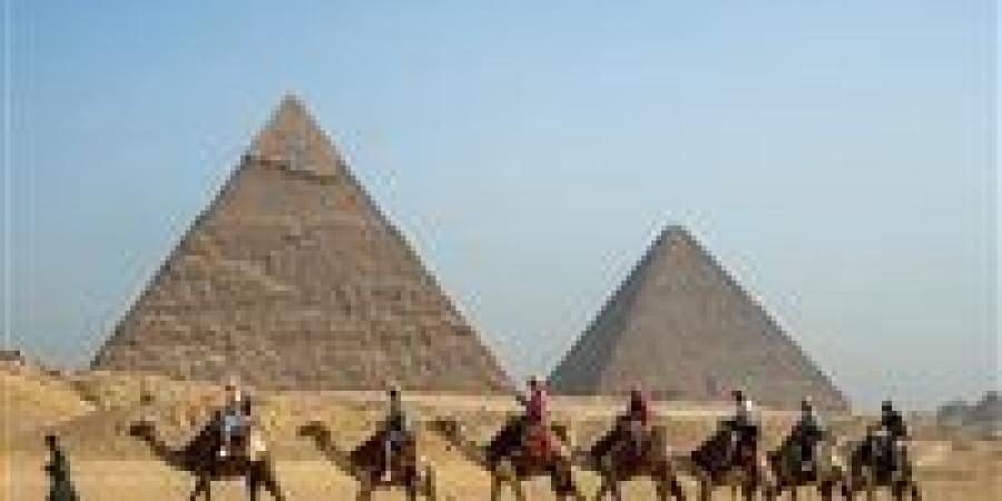 ذكرى مع خوفو لسياح بدون ملابس.. كيف تحولت ذكريات سياحية إلى واقعة جنائية؟