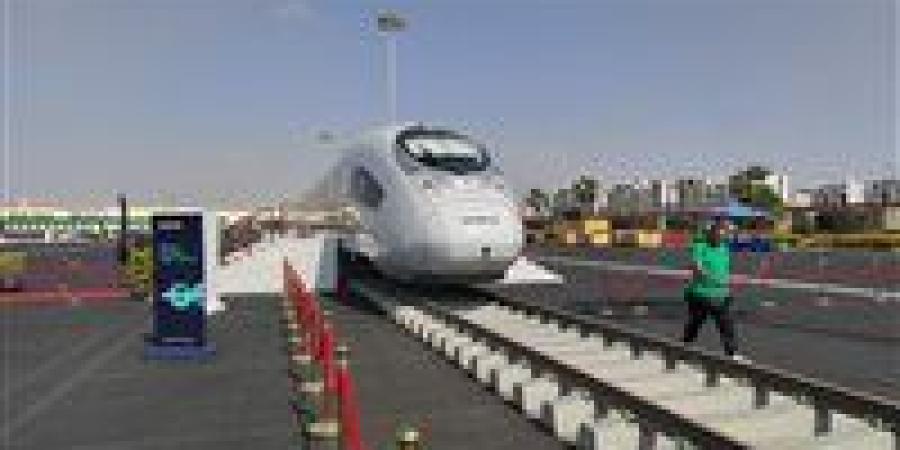 «مشروع يربط الحاضر بالمستقبل»..مصر تبدأ التشغيل التجريبي للقطار الكهربائي السريع بين السخنة والعلمين
