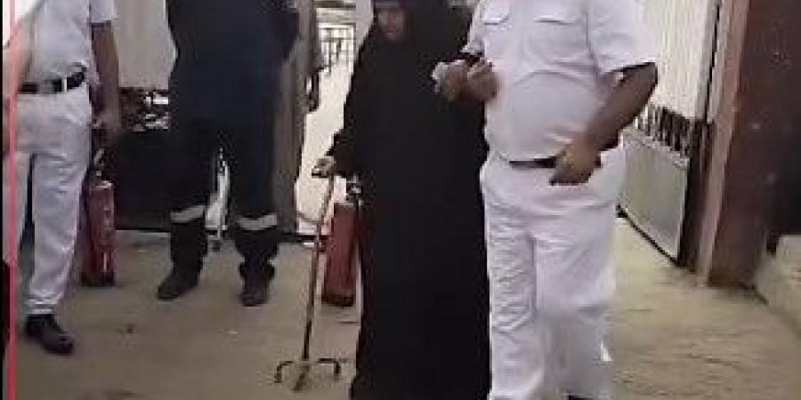 الشرطة تساعد كبار السن والحالات الإنسانية في الانتخابات (صور)