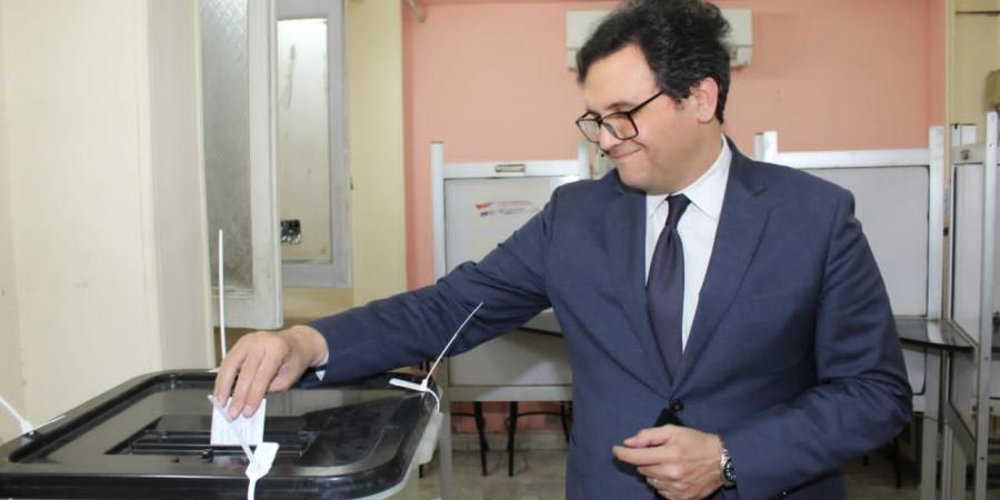 وزير الثقافة يدلي بصوته في انتخابات مجلس النواب
