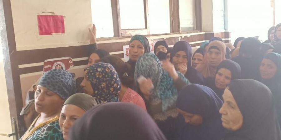 حضور نسائي كثيف بمدرسة شلقام مركز بنى مزار للمشاركة في انتخابات مجلس النواب