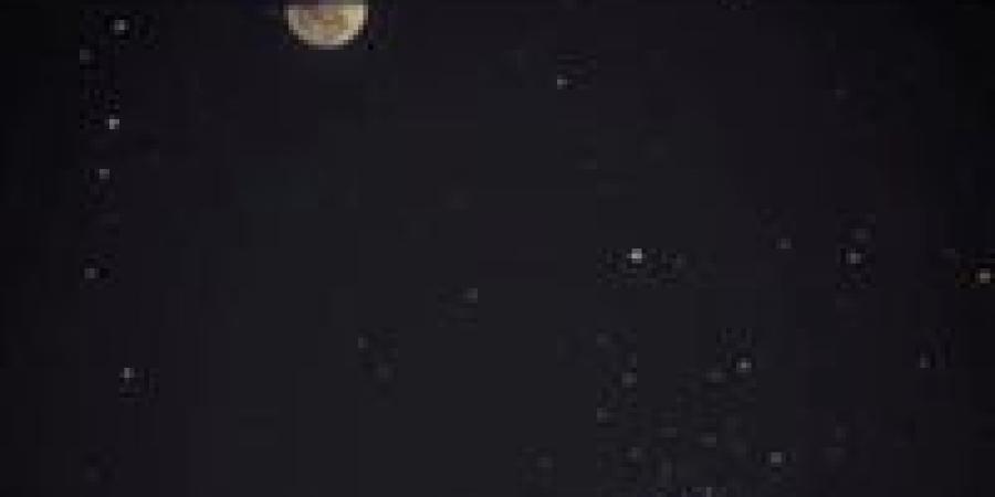 مشهد سماوي آسر.. القمر يتراقص في عنقود "النثرة" بسماء مصر والوطن العربي