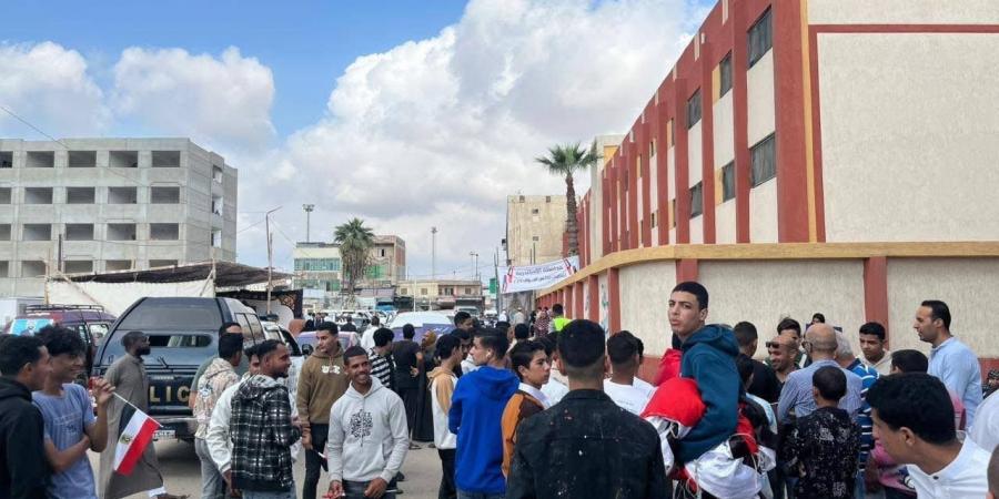 اصطفاف المواطنين أمام اللجان الانتخابية بدوائر الهرم والعمرانية.. إقبال كبير منذ الساعات الأولى