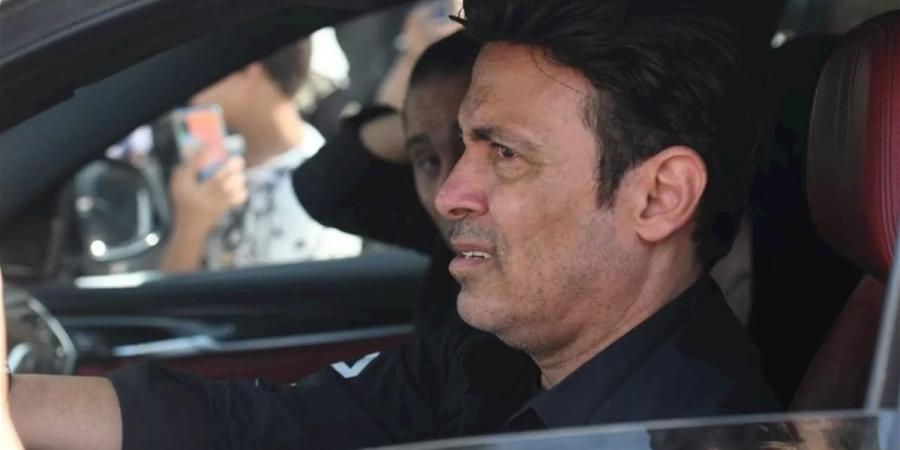 فنان شهير ينهار في جنازة إسماعيل الليثي (فيديو)