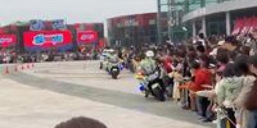 شرطة صينية تفقد السيطرة على دراجة نارية وتصدم جمهور يوم الشرطة المفتوح