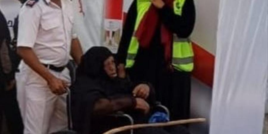 لفته إنسانية.. شرطة أبوسمبل تساعد "نوبية" مسنة للإدلاء بصوتها فى الانتخابات