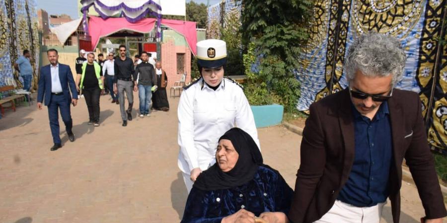 الشرطة تساعد المسنين للإدلاء بصوتهم في الانتخابات البرلمانية ببني سويف.. صور