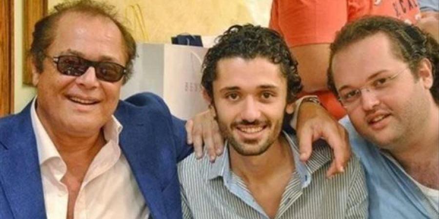 كل واحد عنده عربيته.. هل ساعد محمود عبد العزيز أبناءه في دخول الوسط؟.. الساحر يجيب