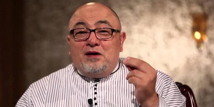 خالد الجندي يكشف الإعجاز القرآني في رسم كلمة "صاحبه" في سورة الكهف