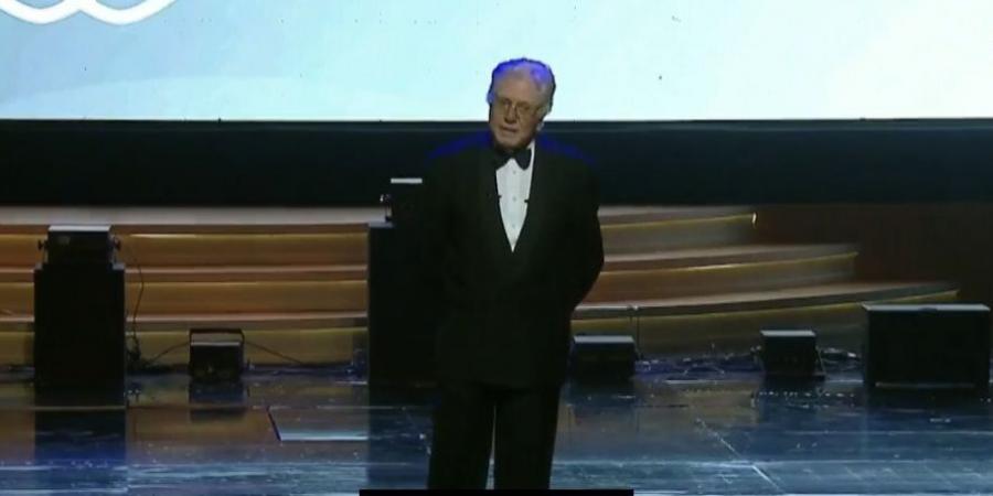 حسين فهمي في افتتاح مهرجان القاهرة السينمائي: مصر دائما تساند الدول الشقيقة