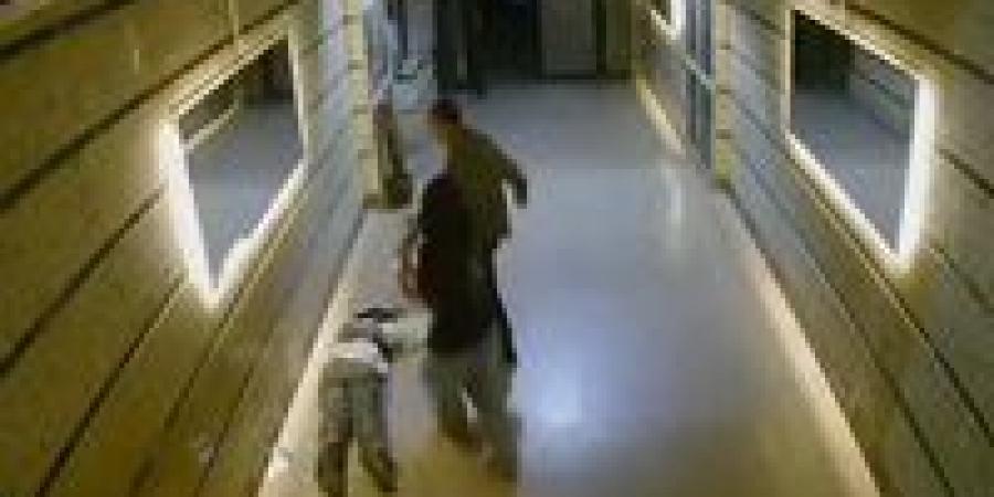 فيديو صادم من جسر السويس.. شاب وسيدة يعتديان بوحشية على فتاة داخل عمارة