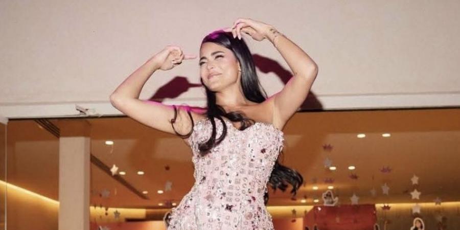 بعد أقاويل ارتباطها بعمرو دياب.. أسماء جلال ترد عبر إنستجرام: والله العظيم إشاعات