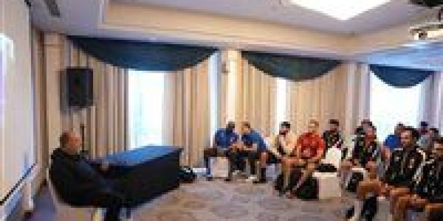 الغزاوي يجتمع مع رجال اليد قبل نهائي السوبر المصري بالإمارات