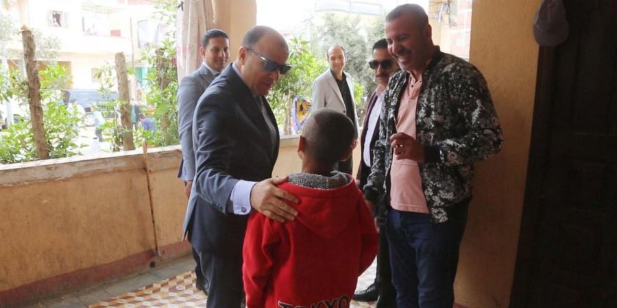 محافظ كفرالشيخ يستجيب لمواطن ويزور والده المريض في منزله بدسوق
