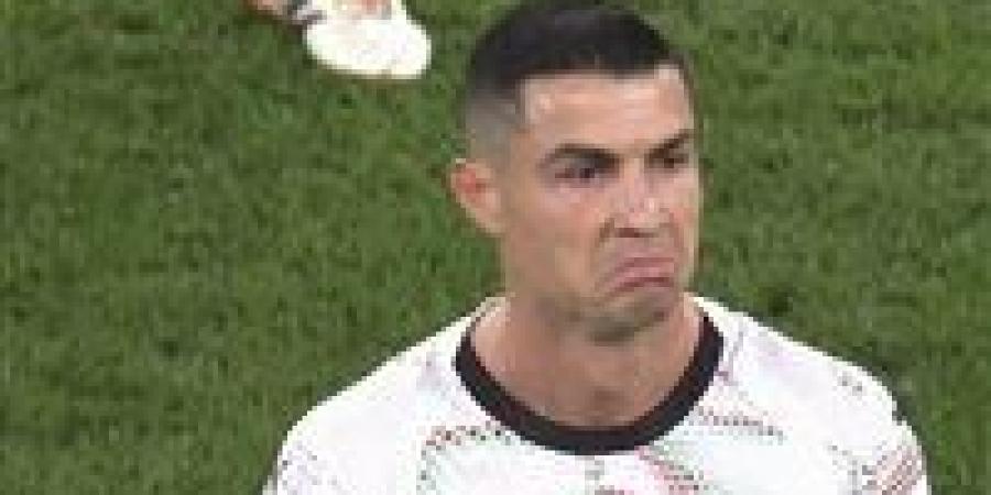 ضرب بالكوع: كريستيانو رونالدو قائد منتخب البرتغال يتعرض للطرد المباشر في مباراة أيرلندا بتصفيات أوروبا المؤهلة لكأس العالم