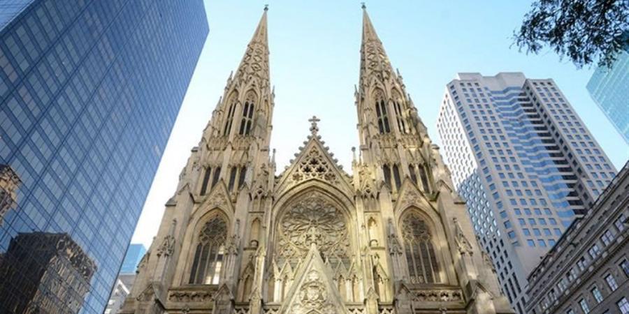 مخرب يرفع علم المثليين ويشوّه كنائس في نيويورك بـ "عبارات معادية للمسيحية" (فيديو)