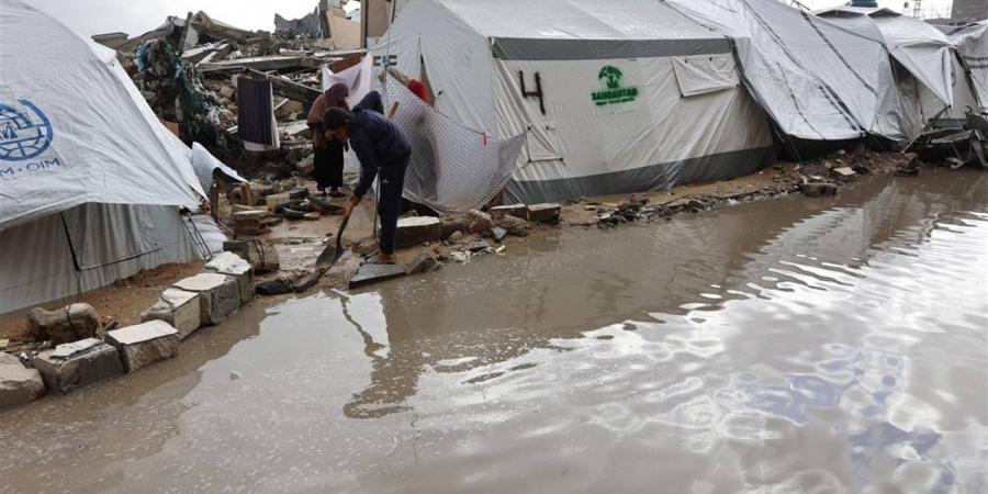 خيام متهالكة وإمكانيات منعدمة.. الأمطار الغزيرة تضرب غزة وتزيد معاناة سكانها