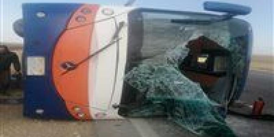 جروح وكسور.. إصابة 30 شخصًا في حادث انقلاب أتوبيس بالوادي الجديد