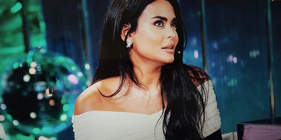 أسماء جلال مع أبلة فاهيتا: عندي 16 شعرايا بيضة ومش بفكر في الجواز دلوقتي