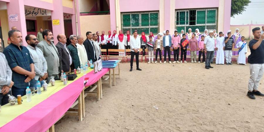 بحضور قيادات إدارة الصف.. طلاب ومعلمو مدرسة نزلة سلام يقيمون حفلا لتأبين معلم وإداري