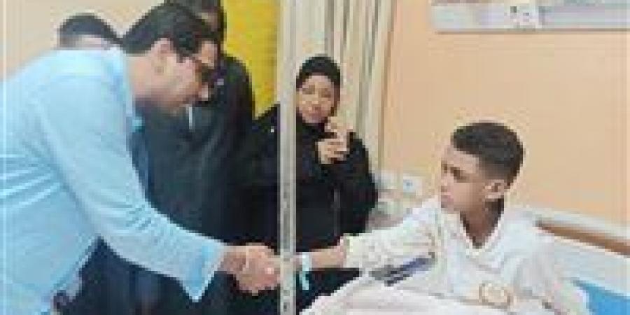 نائب محافظ الأقصر يزور ضحايا حادث طريق إسنا بمستشفى طيبة التخصصي