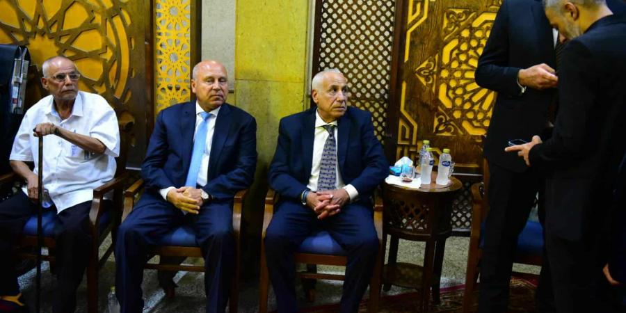 الفريق كامل الوزير يقدم واجب العزاء في نجم الزمالك محمد صبري