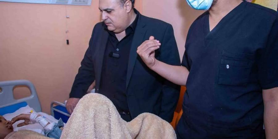 "اللبان" يزور "طلاب أسوان" المصابين في حادث طريق إسنا (صور)