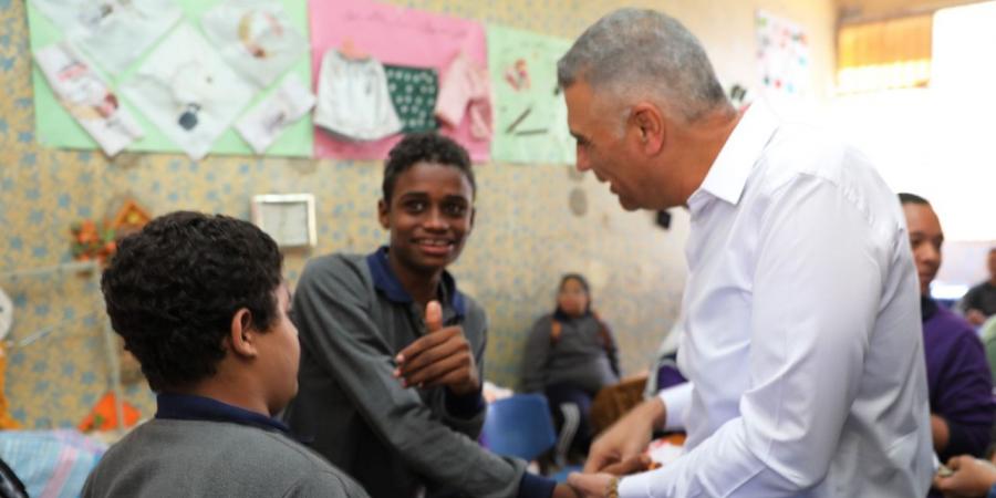 محافظ أسوان يتفقد مدرسة التربية الفكرية ويؤكد إتخاذ حزمة من الإجراءات الهادفة