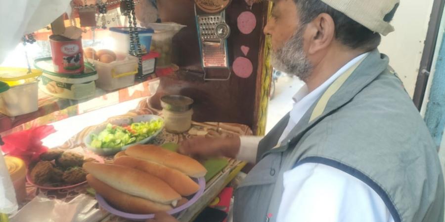 حكاية عم «عبدالمنعم» الستيني بائع السندوتشات في الزقازيق: 45 عاما من العمل والكفاح