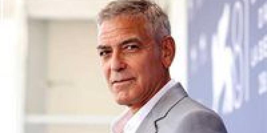 جورج كلوني يتحدى الزمن ويحتضن الشيب بروح مرحة وحيلة صغيرة