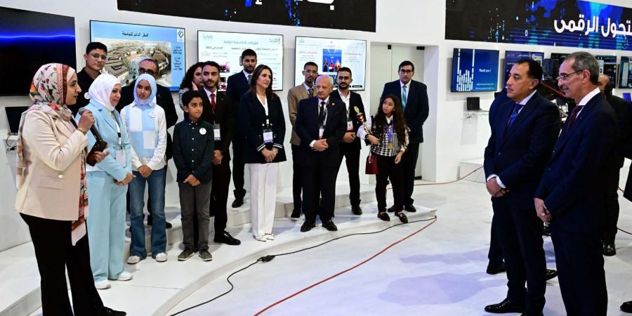 رئيس الوزراء يناقش خريجي مبادرات وزارة الاتصالات وأصحاب الشركات الناشئة.. صور