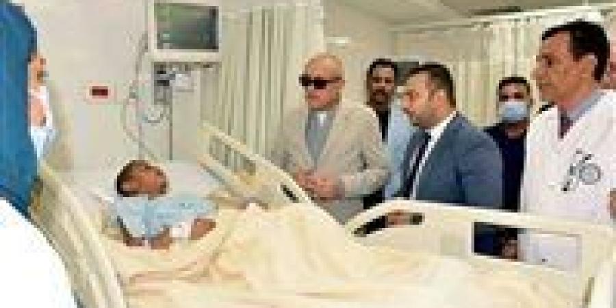 محافظ الأقصر يزور الأطفال المصابين في حادث أتوبيس إسنا ويصرف مساعدات فورية لأسرهم