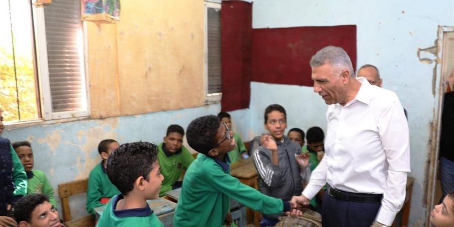 محافظ أسوان يتفقد مدرسة التربية الفكرية ويوجه باتخاذ إجراءات لرفع كفاءة المبنى الحالى