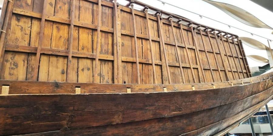 بعرض غير مسبوق.. مركب خوفو تتألق في المتحف المصري الكبير (صور)