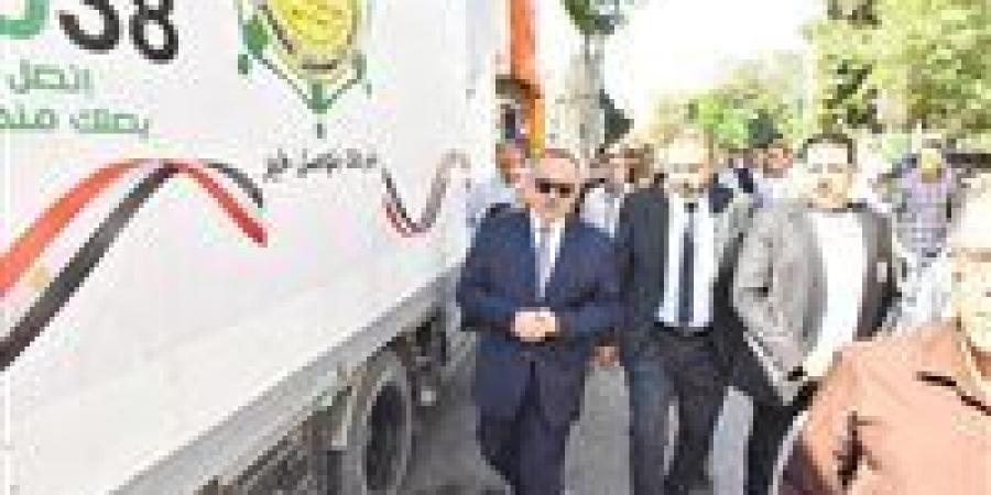 محافظ أسيوط يتفقد قافلة "البر والتقوى" لدعم الأسر الأولى بالرعاية وتجهيز العرائس