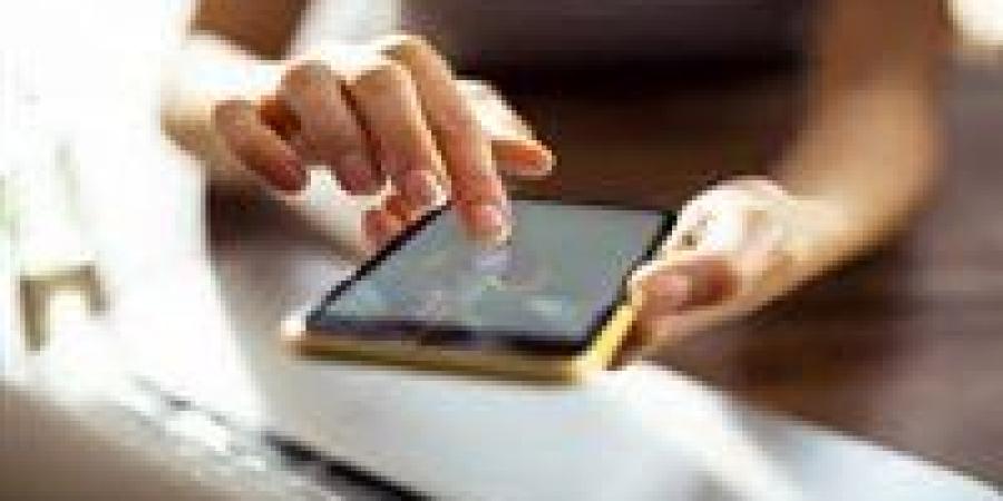 لماذا يجب أن تتوقف فورًا عن تصفح هاتفك قبل النوم؟ العلم يجيب