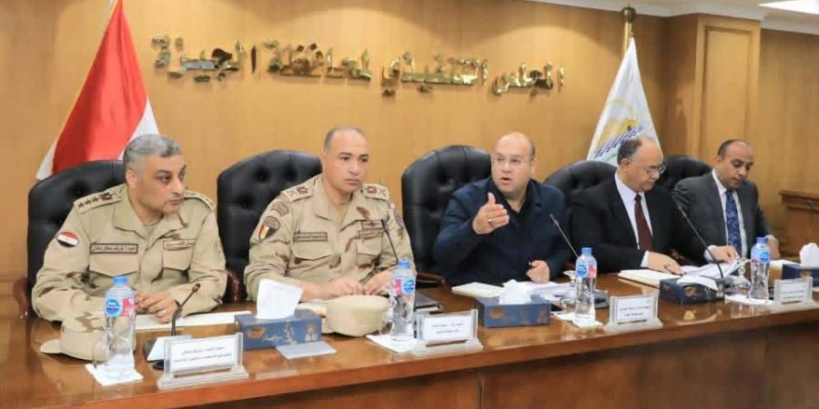 نائب محافظ الجيزة ومسئولو الهيئة الهندسية يبحثون معوقات قانون التصالح