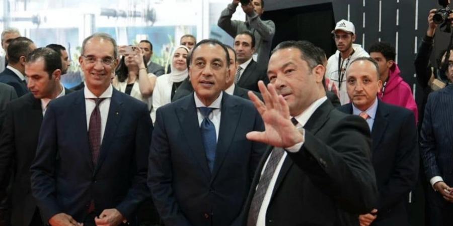 رئيس الوزراء يتفقد جناح شركة أورنچ مصر بمعرض Cairo ICT