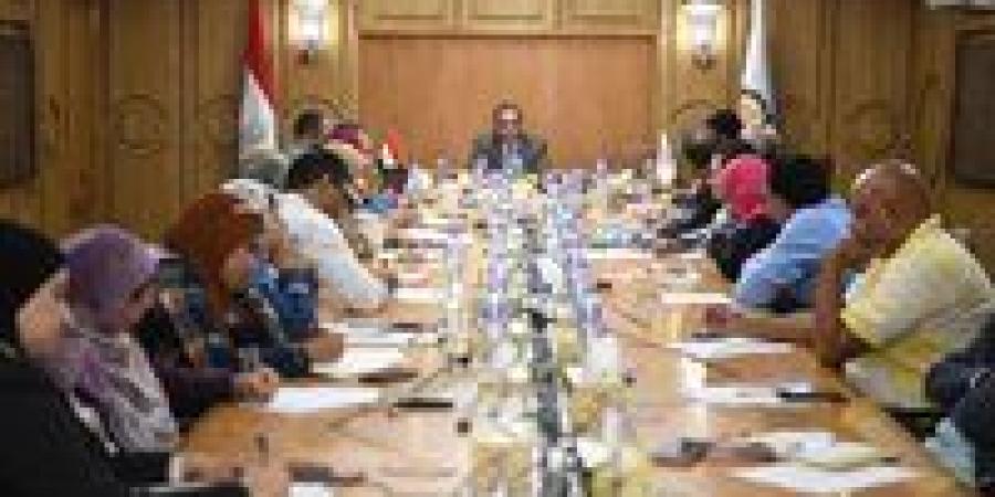 محافظ قنا يبحث تطوير ميادين المدينة وفق الأجندة الحضرية الجديدة