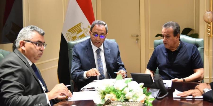 محافظ قنا يلتقي برؤساء المدن والقرى استعدادًا لعقد جلسات التشاور المجتمعي