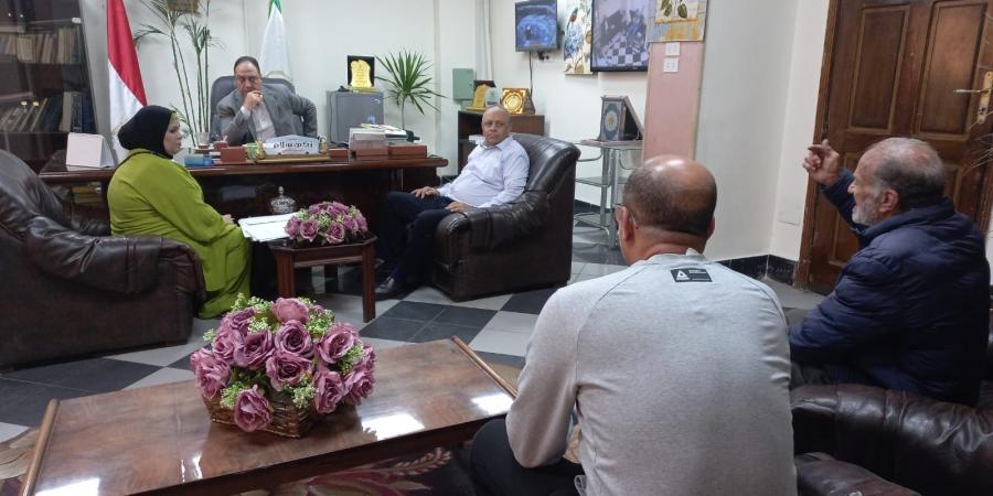 رئيس حي العجوزة يعقد الاجتماع اللقاء الاسبوعى للمواطنين للوقوف على الشكاوى